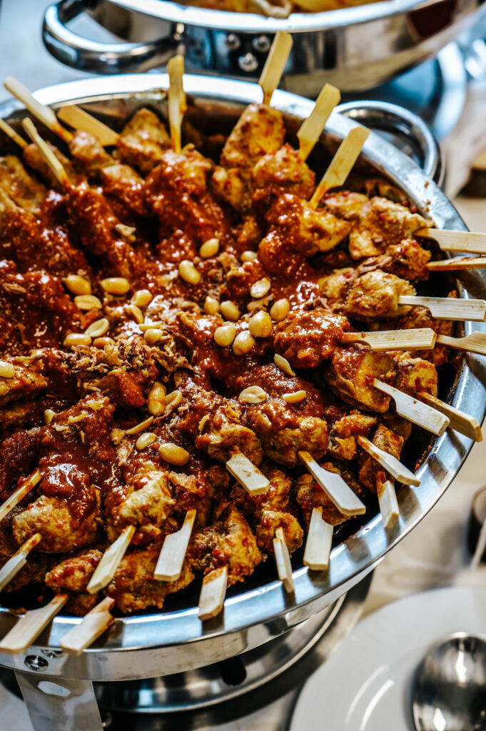 Satay Spieße – Marinierte Indonesische Grillspieße | DEA Catering Verden Satay Spieße vom Grill - Zarte marinierte Hähnchenspieße mit hausgemachter Erdnusssoße | Indonesisches Catering von DEA Catering Verden für Events und Feiern