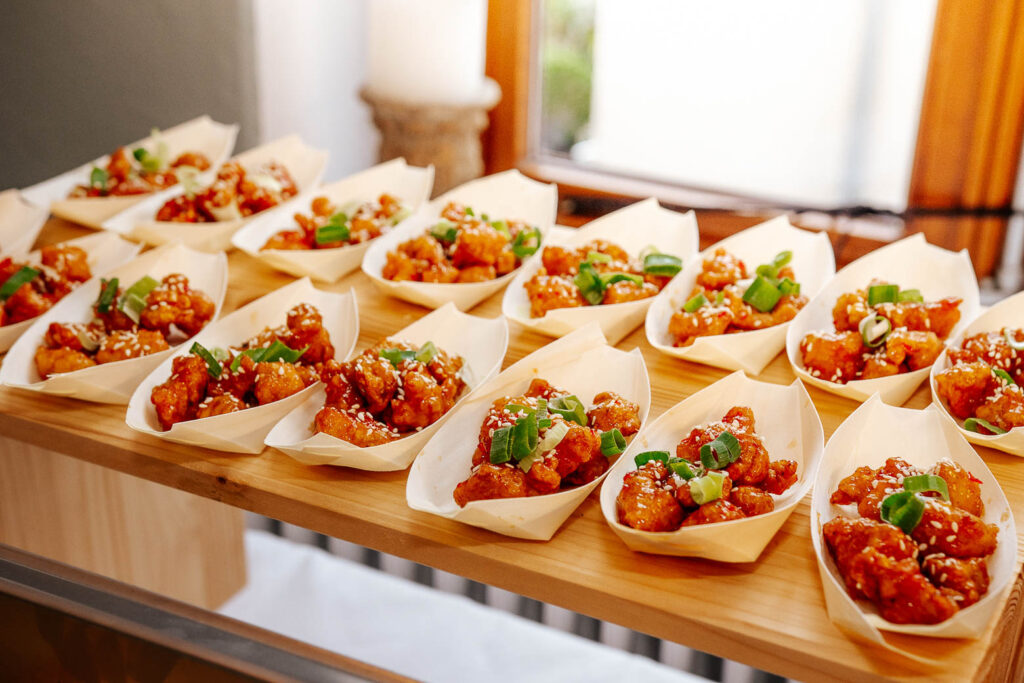 Hochzeitsbuffet Indonesisch | Elegante Catering-Präsentation | DEA Catering Verden Elegantes Hochzeitsbuffet mit indonesischen Spezialitäten von DEA Catering Verden - Präsentation mit Satay-Spießen, Rendang, Nasi Goreng und frischem Dekor für Ihre Trauungsfeier