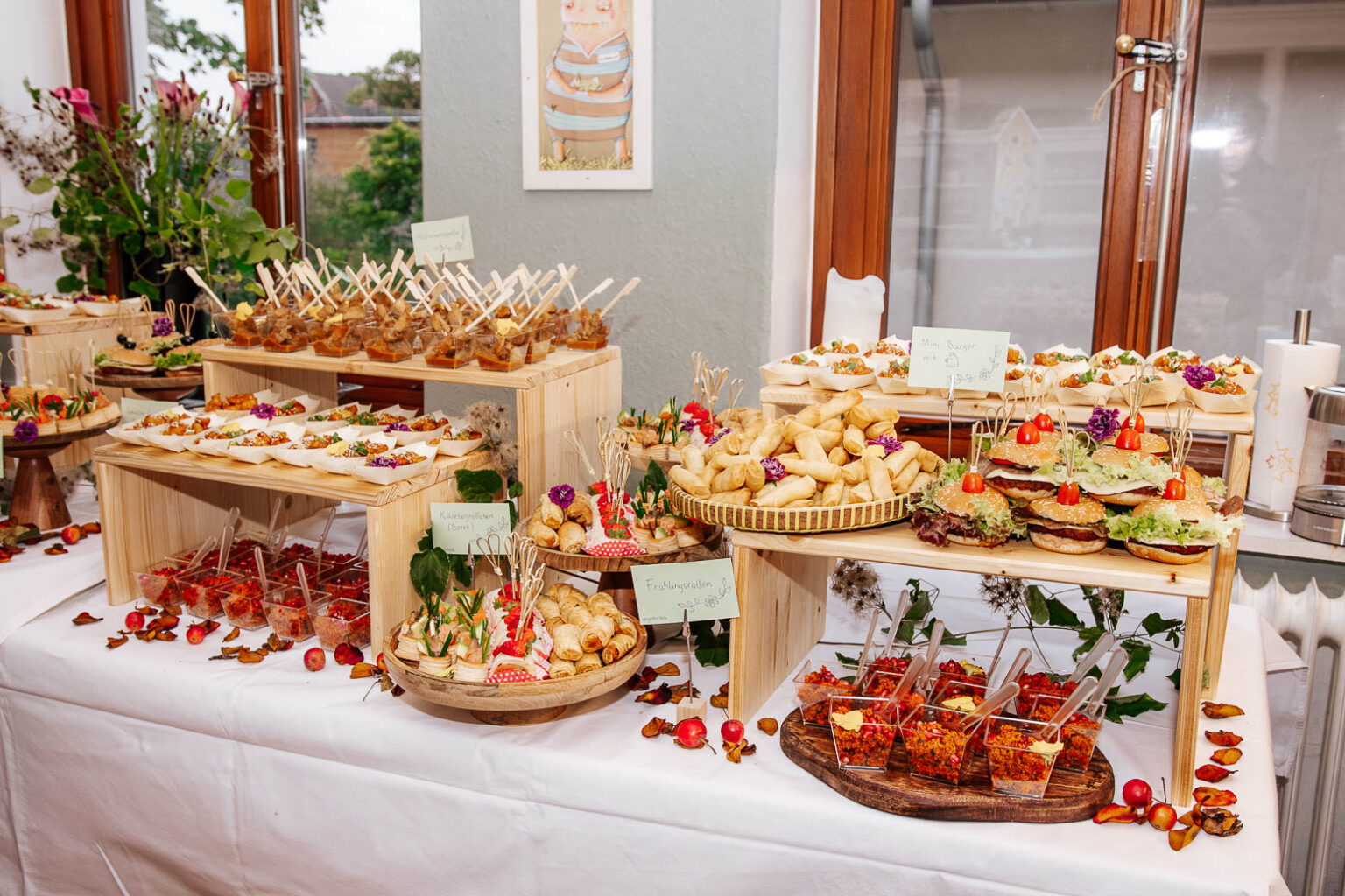 Frühlingsrollen Catering | Knusprige Indonesische Lumpia | DEA Catering Verden Knusprige indonesische Frühlingsrollen (Lumpia) auf Bambus-Servierplatte | Handgemachte Vegetarische Frühlingsrollen von DEA Catering Verden für Hochzeitsbuffets und Event-Catering