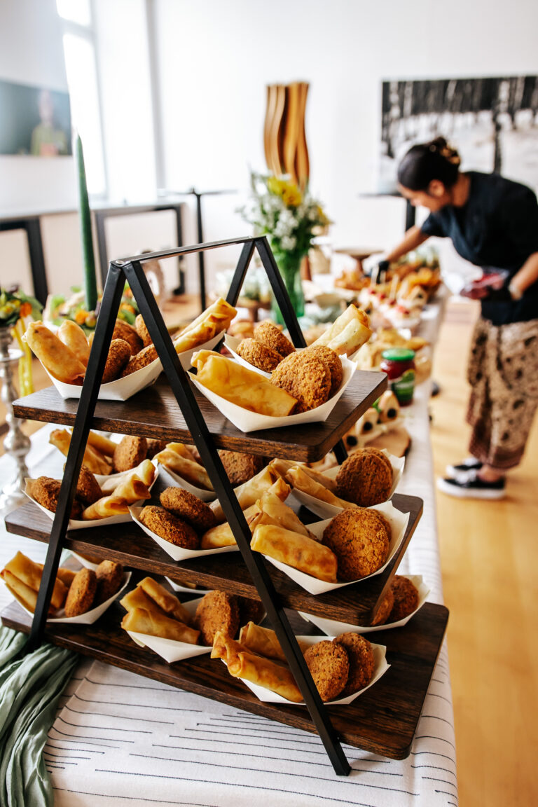 Tapas Buffet für Stadt Verden | Indonesisches Catering | DEA Catering Verden Tapas Buffet mit indonesischen Spezialitäten für die Stadt Verden - DEA Catering Buffet-Präsentation mit Matabak, Urap-Urap Salat, veganen Sandwiches und frischen Frühlingsrollen