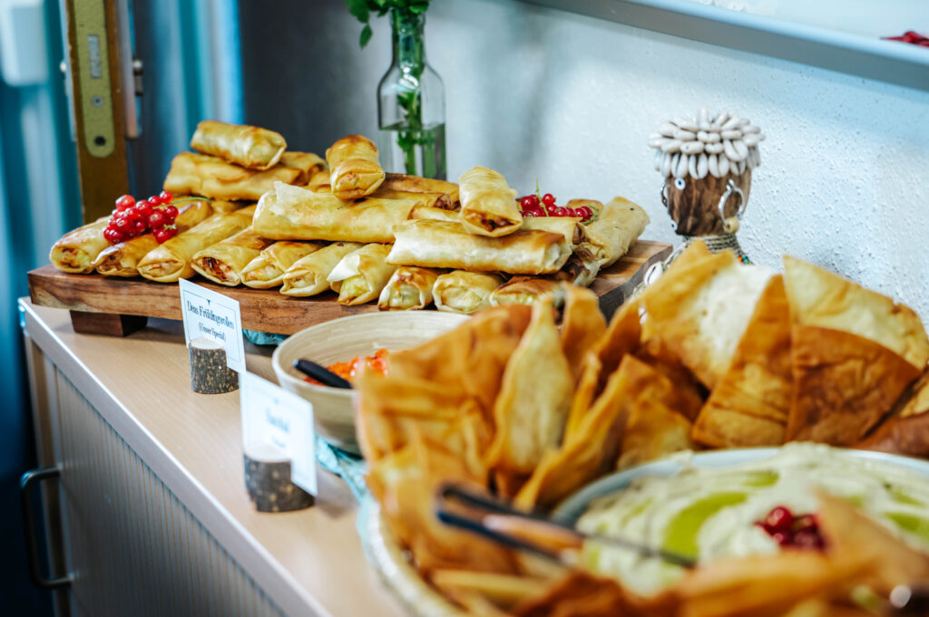Indonesische Frühlingsrollen (Lumpia) | Handgemacht & Knusprig | DEA Catering Verden THW Verden Catering Service | Indonesisches Buffet | DEA Catering Verden