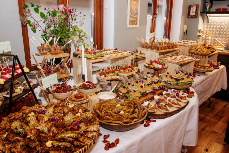 Hochzeitsbuffet mit Bakwan Highlight | Indonesisches Wedding Catering | DEA Catering Verden Bakwan Gemüsepfannkuchen im Vordergrund eines eleganten Hochzeitsbuffets - Knusprige indonesische Vegetarische Spezialität von DEA Catering Verden mit Rendang und Nasi Goreng im Hintergrund