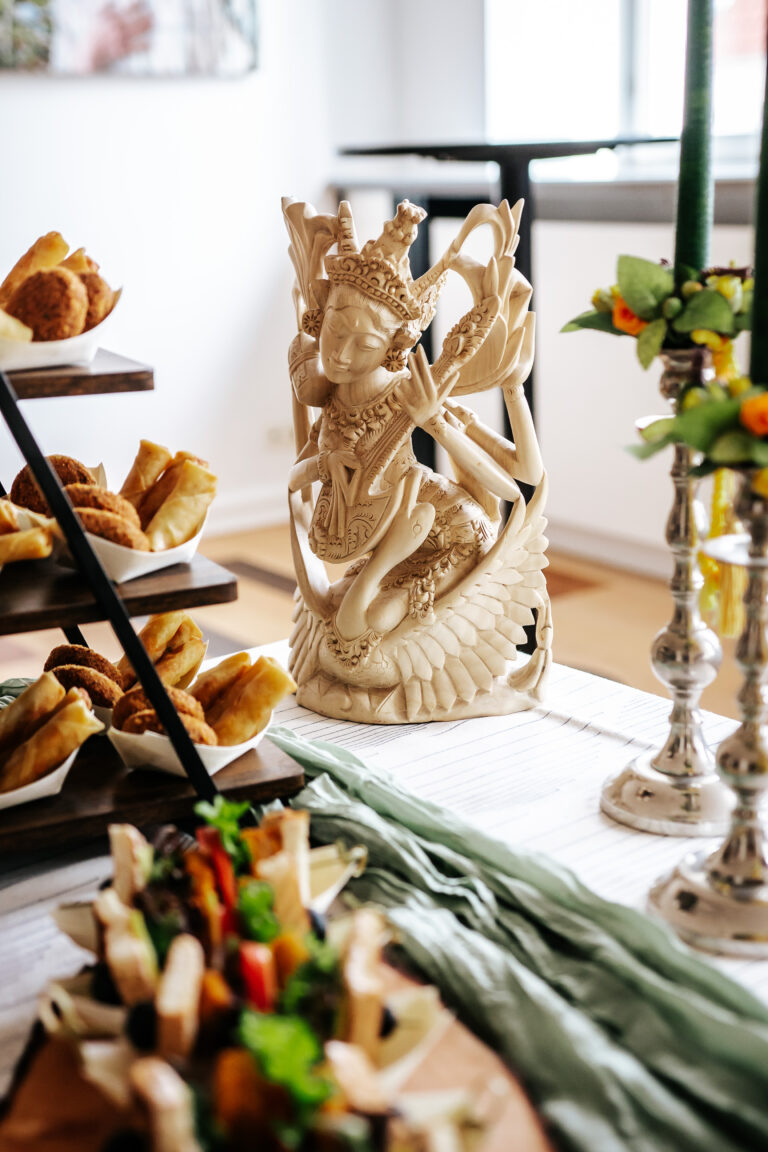 Tapas Buffet für Stadt Verden | Indonesisches Catering | DEA Catering Verden Tapas Buffet mit indonesischen Spezialitäten für die Stadt Verden - DEA Catering Buffet-Präsentation mit Matabak, Urap-Urap Salat, veganen Sandwiches und frischen Frühlingsrollen