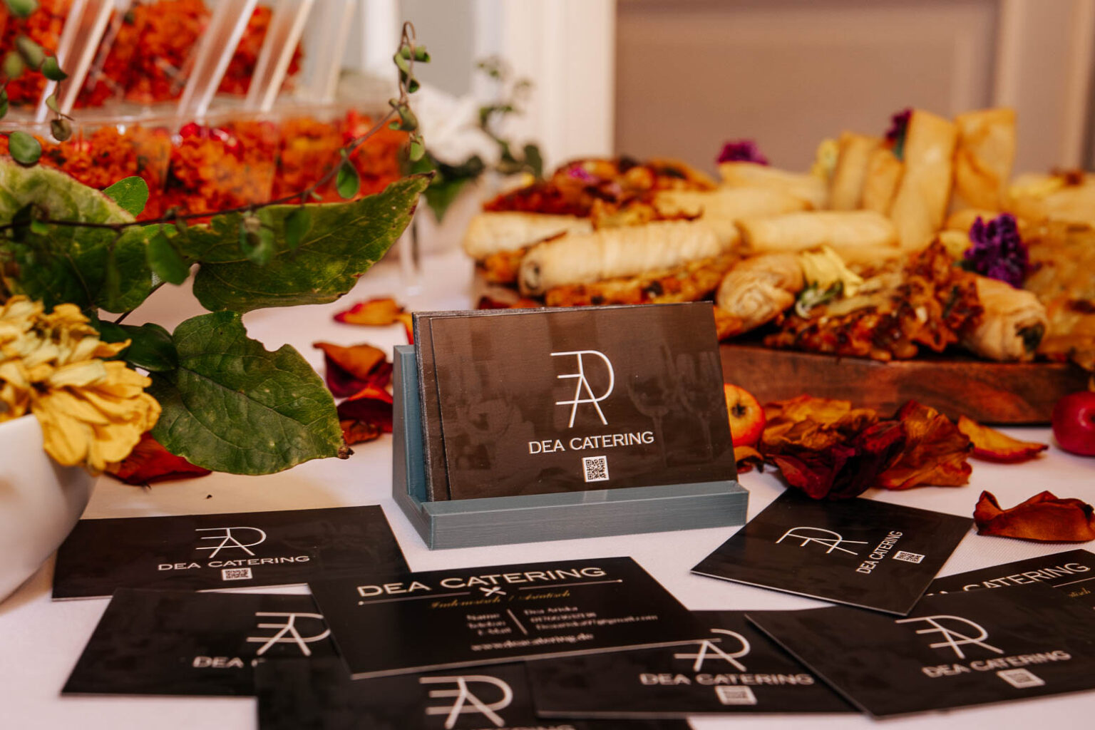 Hochzeitsbuffet Indonesisch | Elegantes Catering für Ihre Trauung | DEA Catering Verden Hochzeitsbuffet mit indonesischen Spezialitäten von DEA Catering Verden - Elegante Buffet-Präsentation mit Rendang, Satay Spießen, Nasi Goreng und frischem Salat