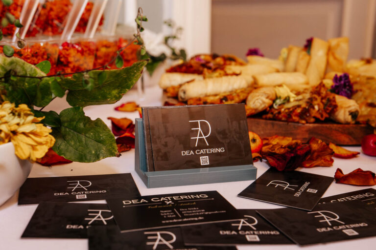 Hochzeitsbuffet Indonesisch | Elegantes Catering für Ihre Trauung | DEA Catering Verden Hochzeitsbuffet mit indonesischen Spezialitäten von DEA Catering Verden - Elegante Buffet-Präsentation mit Rendang, Satay Spießen, Nasi Goreng und frischem Salat