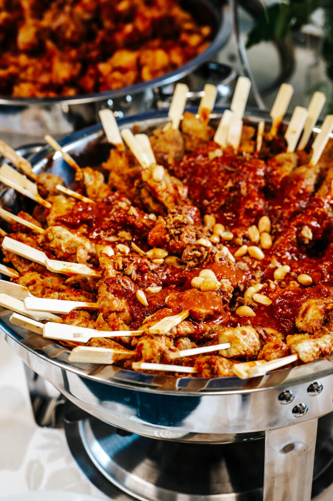 Satay Spieße – Marinierte Indonesische Grillspieße | DEA Catering Verden Satay Spieße vom Grill - Zarte marinierte Hähnchenspieße mit hausgemachter Erdnusssoße | Indonesisches Catering von DEA Catering Verden für Events und Feiern