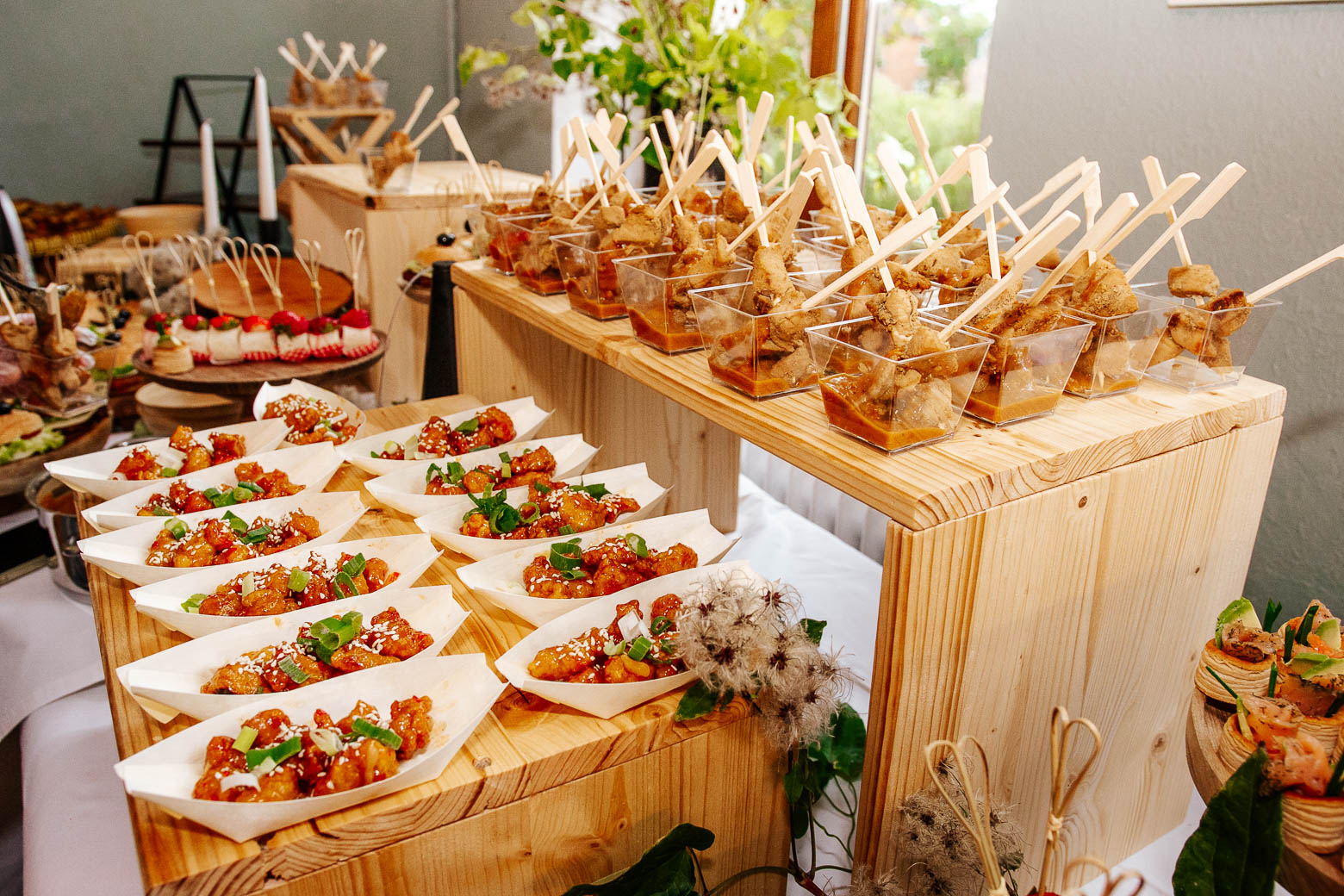 Hochzeitsbuffet Indonesisch | Elegante Catering-Präsentation | DEA Catering Verden Knusprige indonesisElegantes Hochzeitsbuffet mit indonesischen Spezialitäten von DEA Catering Verden - Präsentation mit Satay-Spießen, Rendang, Nasi Goreng und frischem Dekor für Ihre Trauungsfeierhe Frühlingsrollen (Lumpia) auf Bambus-Servierplatte | Handgemachte Vegetarische Frühlingsrollen von DEA Catering Verden für Hochzeitsbuffets und Event-Catering