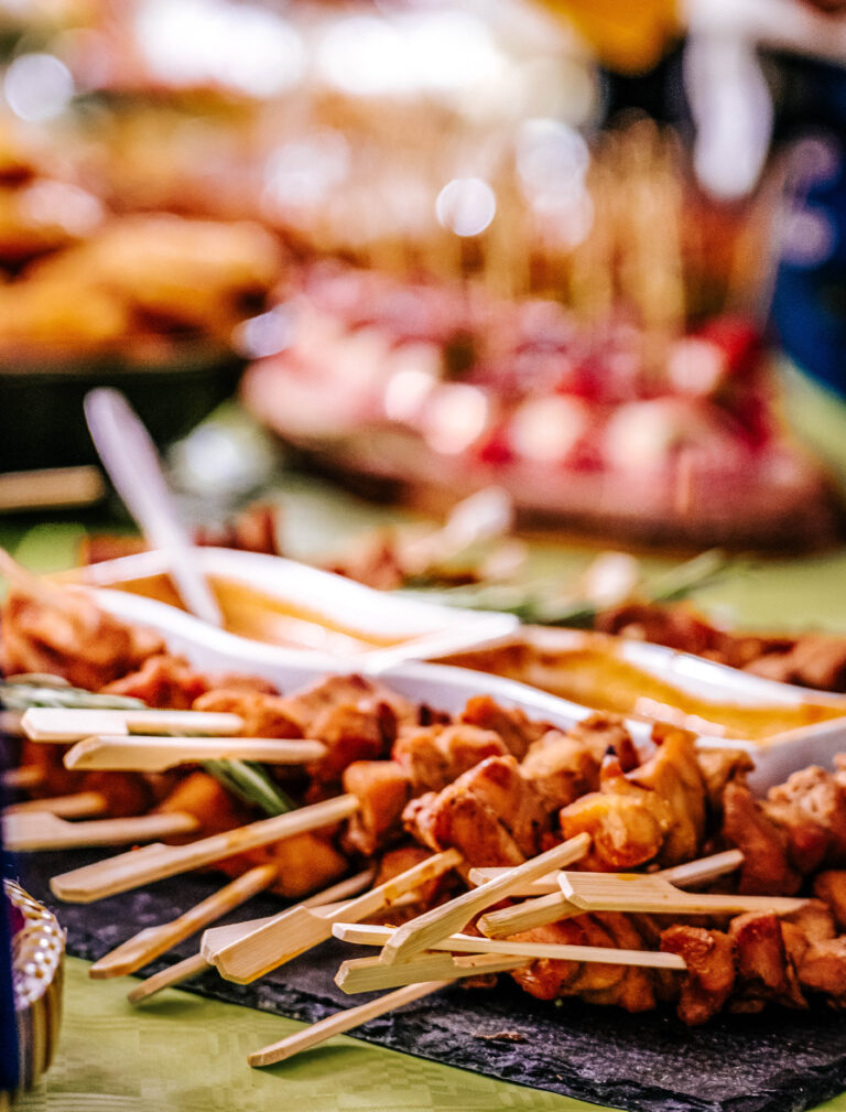 Satay Spieße mit Erdnusssauce – Authentisches Indonesisches Streetfood | DEA Catering Verden Satay Spieße mit hausgemachter Erdnusssauce - Zarte marinierte Hähnchenspieße vom Grill | Indonesisches Catering von DEA Catering Verden für Events und Firmenfeiern in Bremen Hamburg