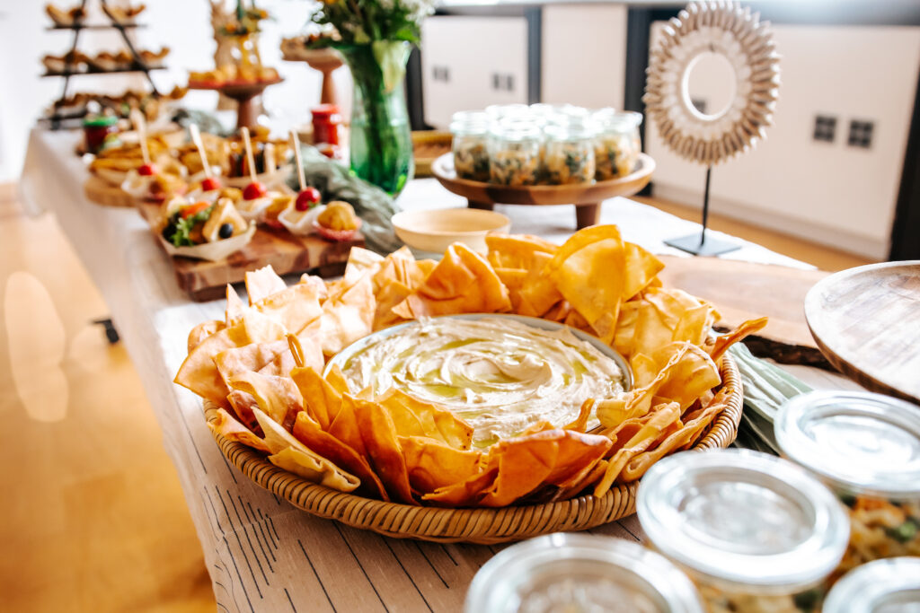 Tapas Buffet für Stadt Verden | Indonesisches Catering | DEA Catering Verden Tapas Buffet mit indonesischen Spezialitäten für die Stadt Verden - DEA Catering Buffet-Präsentation mit Matabak, Urap-Urap Salat, veganen Sandwiches und frischen Frühlingsrollen