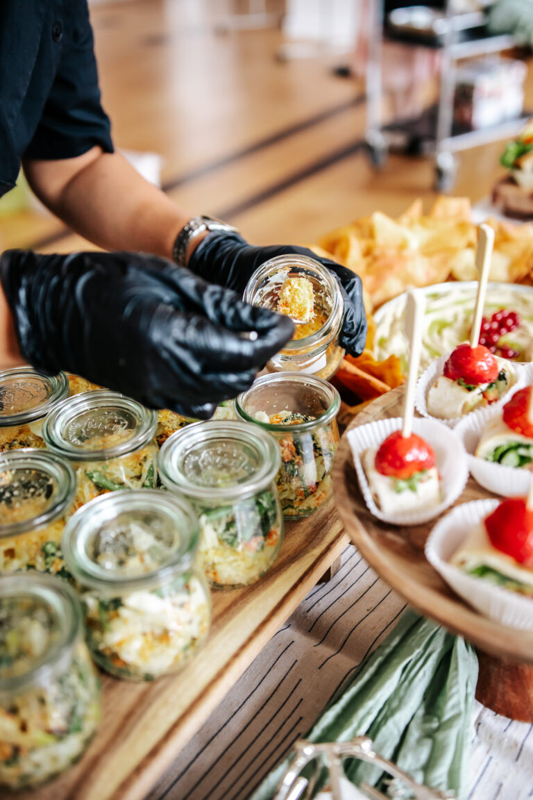 Tapas Buffet für Stadt Verden | Indonesisches Catering | DEA Catering Verdenon 58) Tapas Buffet mit indonesischen Spezialitäten für die Stadt Verden - DEA Catering Buffet-Präsentation mit Matabak, Urap-Urap Salat, veganen Sandwiches und frischen Frühlingsrollen