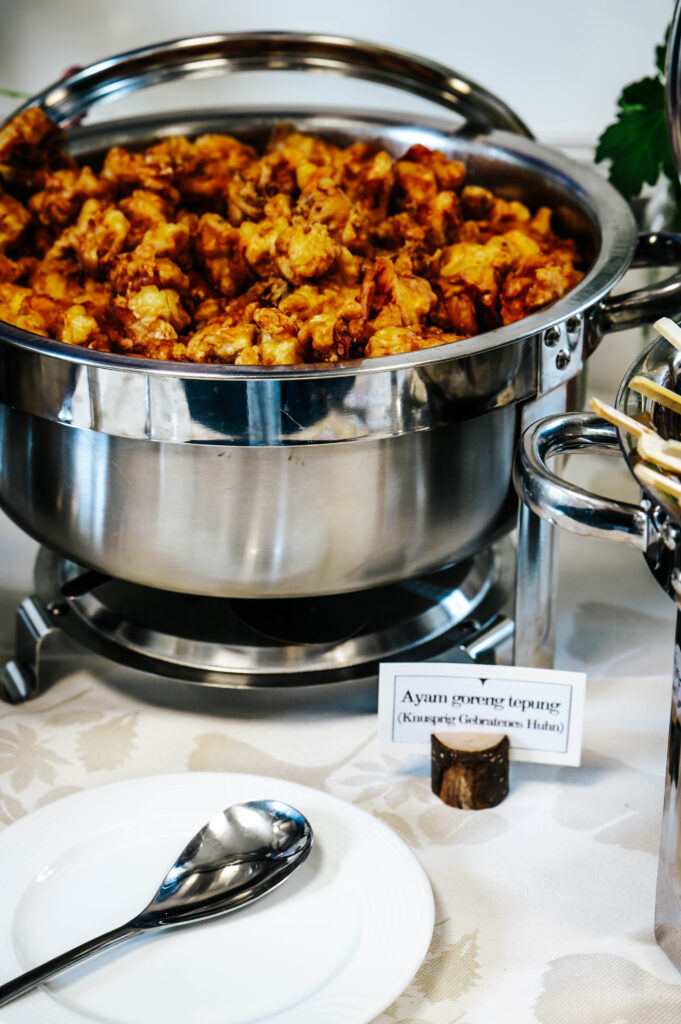 Ayam Goreng Tepung – Knuspriges Indonesisches Hähnchen | DEA Catering Verden Ayam Goreng Tepung - Knuspriges frittiertes Indonesisches Hähnchen mit spezieller Gewürzpanade | DEA Catering Verden für Events & Catering-Service