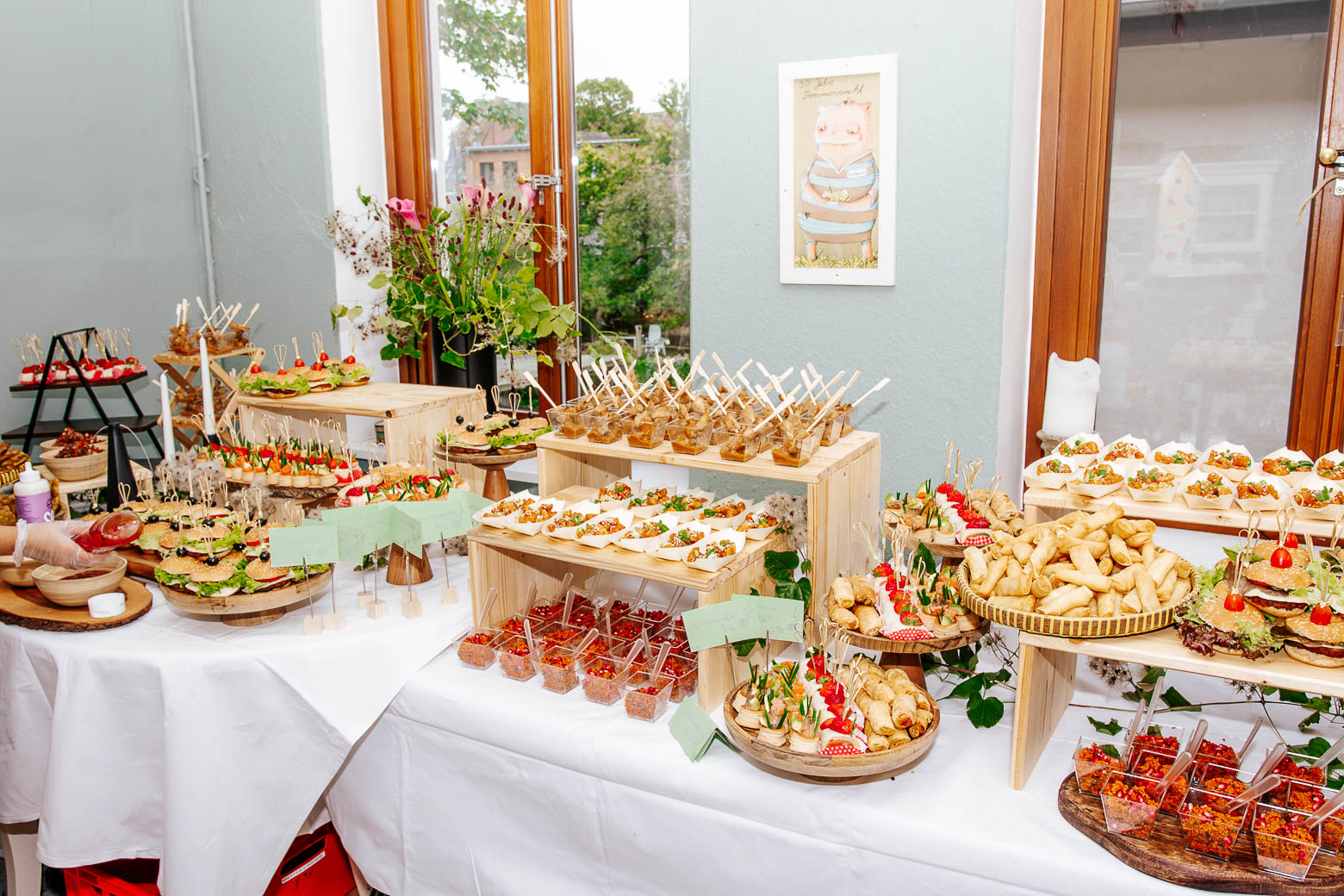 Hochzeitsbuffet Indonesisch | Elegante Catering-Präsentation | DEA Catering Verden Elegantes Hochzeitsbuffet mit indonesischen Spezialitäten von DEA Catering Verden - Präsentation mit Satay-Spießen, Rendang, Nasi Goreng und frischem Dekor für Ihre Trauungsfeier