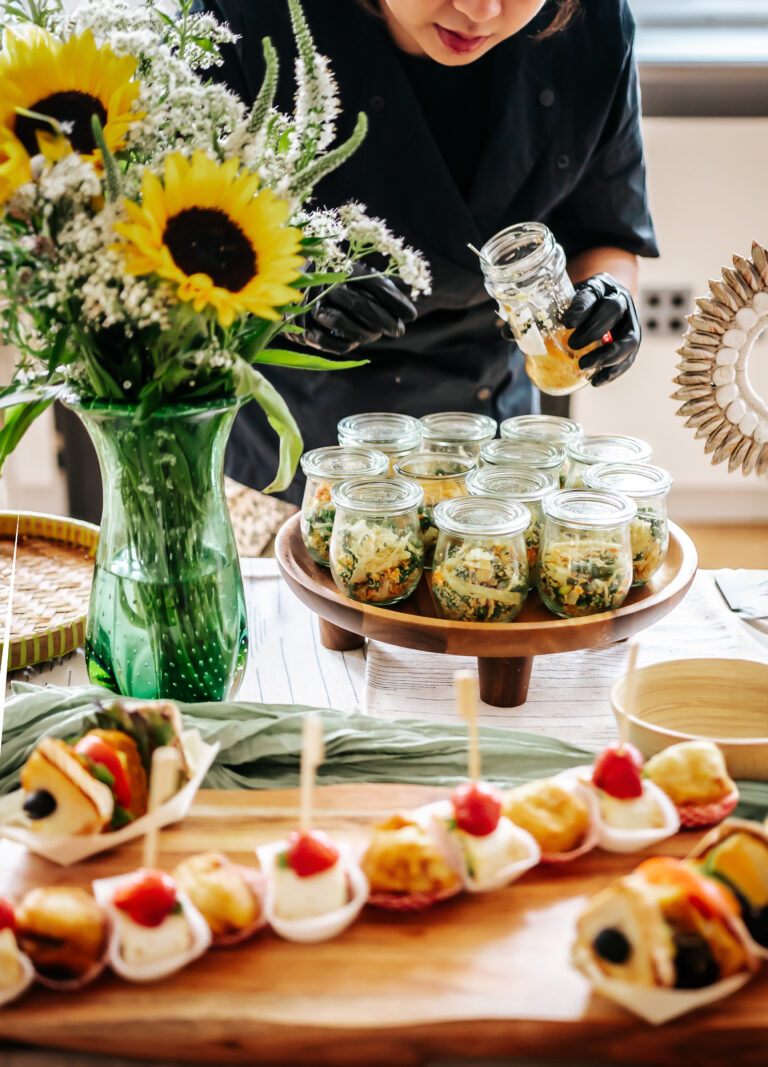 Tapas Buffet für Stadt Verden | Indonesisches Catering | DEA Catering Verden Tapas Buffet mit indonesischen Spezialitäten für die Stadt Verden - DEA Catering Buffet-Präsentation mit Matabak, Urap-Urap Salat, veganen Sandwiches und frischen Frühlingsrollen