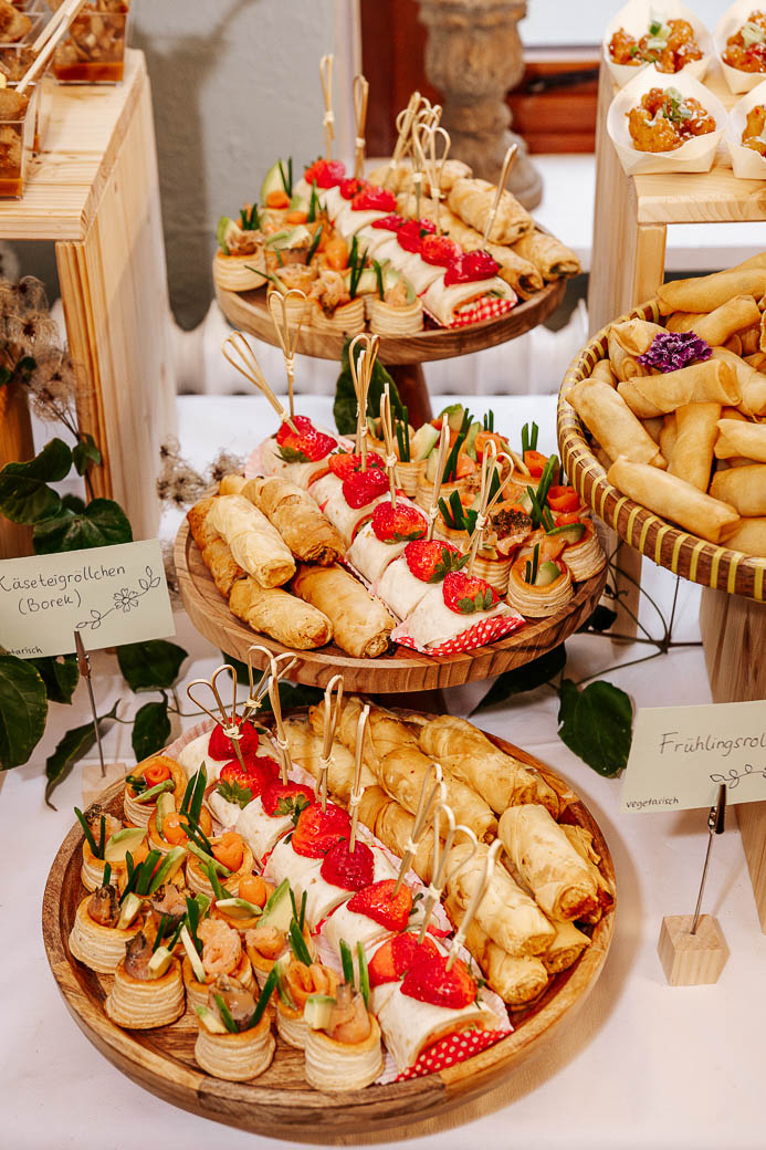 Hochzeitsbuffet Indonesisch | Elegante Catering-Präsentation | DEA Catering Verden Elegantes Hochzeitsbuffet mit indonesischen Spezialitäten von DEA Catering Verden - Präsentation mit Satay-Spießen, Rendang, Nasi Goreng und frischem Dekor für Ihre Trauungsfeier