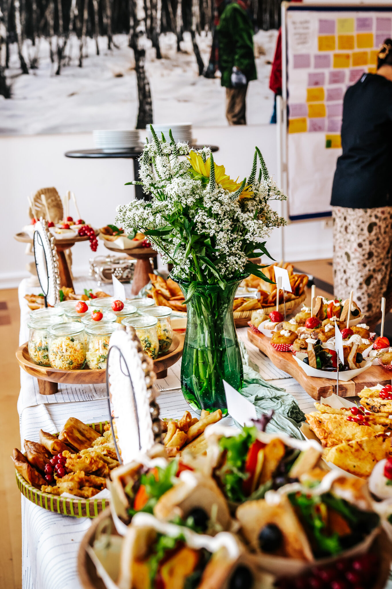Tapas Buffet für Stadt Verden | Indonesisches Catering | DEA Catering Verden Tapas Buffet mit indonesischen Spezialitäten für die Stadt Verden - DEA Catering Buffet-Präsentation mit Matabak, Urap-Urap Salat, veganen Sandwiches und frischen Frühlingsrollen