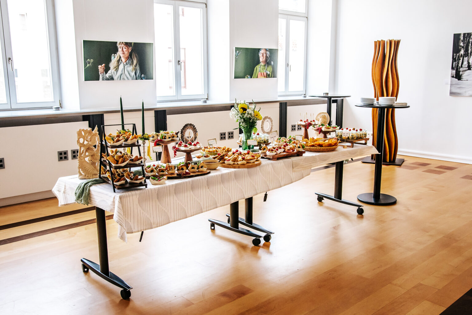 Tapas Buffet für Stadt Verden | Indonesisches Catering | DEA Catering Verden Tapas Buffet mit indonesischen Spezialitäten für die Stadt Verden - DEA Catering Buffet-Präsentation mit Matabak, Urap-Urap Salat, veganen Sandwiches und frischen Frühlingsrollen