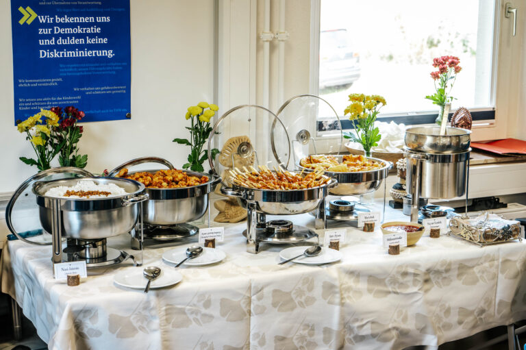 Event-Catering für THW Verden | Indonesisches Buffet | DEA Catering Verden DEA Catering Buffet für THW Verden - Professionelles Indonesisches Event-Catering mit Rendang, Satay und Nasi Goreng