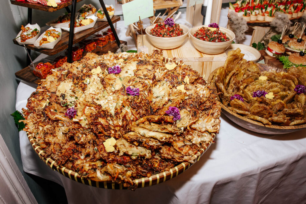 Hochzeitsbuffet Indonesisch | Elegante Catering-Präsentation | DEA Catering Verden Elegantes Hochzeitsbuffet mit indonesischen Spezialitäten von DEA Catering Verden - Präsentation mit Satay-Spießen, Rendang, Nasi Goreng und frischem Dekor für Ihre Trauungsfeier