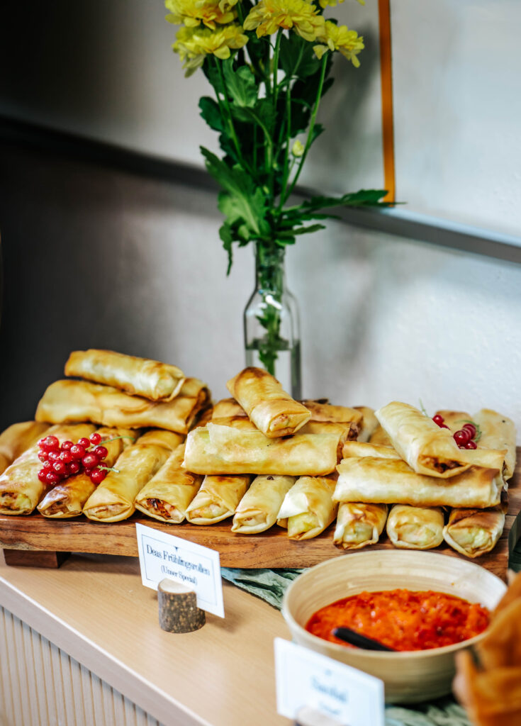 Indonesisches Catering für THW Verden | Professionelles Event-Catering | DEA Catering Verden THW Verden Veranstaltungscatering mit indonesischem Buffet von DEA Catering - Professionelle Bewirtung mit Rendang, Satay Spießen und frischem Nasi Goreng