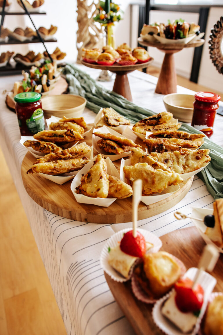 Tapas Buffet für Stadt Verden | Indonesisches Catering | DEA Catering Verden Tapas Buffet mit indonesischen Spezialitäten für die Stadt Verden - DEA Catering Buffet-Präsentation mit Matabak, Urap-Urap Salat, veganen Sandwiches und frischen Frühlingsrollen