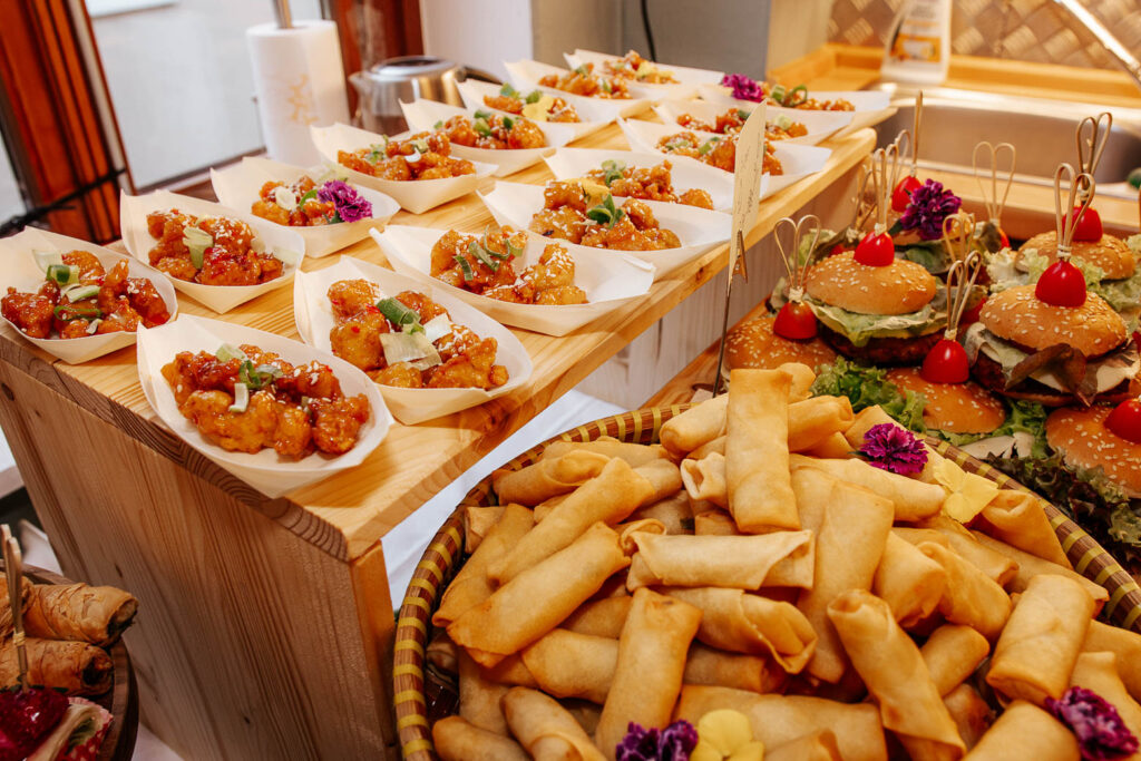 Frühlingsrollen Catering | Knusprige Indonesische Lumpia | DEA Catering Verden Knusprige indonesische Frühlingsrollen (Lumpia) auf Bambus-Servierplatte | Handgemachte Vegetarische Frühlingsrollen von DEA Catering Verden für Hochzeitsbuffets und Event-Catering