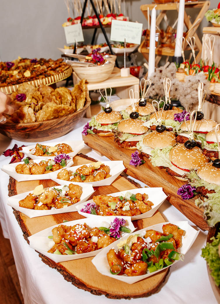 Frühlingsrollen Catering | Knusprige Indonesische Lumpia | DEA Catering Verden Knusprige indonesische Frühlingsrollen (Lumpia) auf Bambus-Servierplatte | Handgemachte Vegetarische Frühlingsrollen von DEA Catering Verden für Hochzeitsbuffets und Event-Catering
