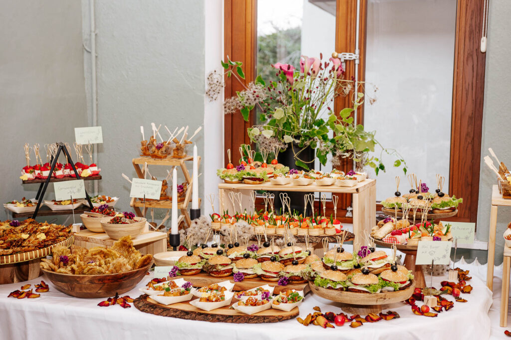 Frühlingsrollen Catering | Knusprige Indonesische Lumpia | DEA Catering Verden Knusprige indonesische Frühlingsrollen (Lumpia) auf Bambus-Servierplatte | Handgemachte Vegetarische Frühlingsrollen von DEA Catering Verden für Hochzeitsbuffets und Event-Catering