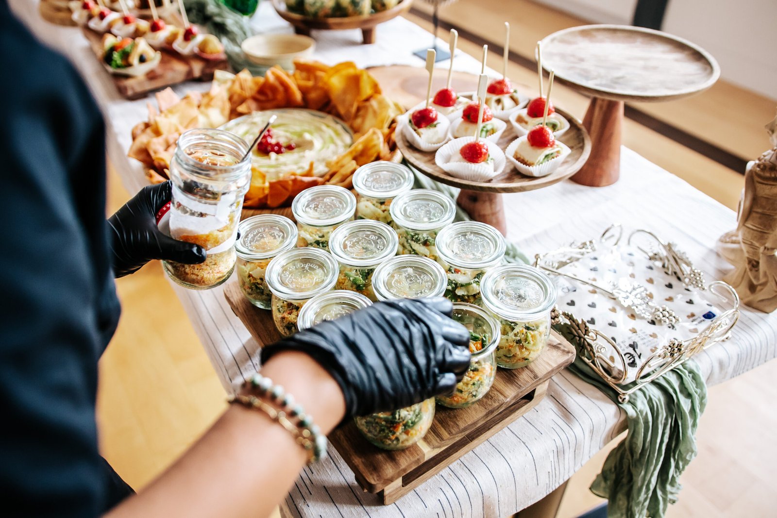 Tapas Buffet mit indonesischen Spezialitäten für die Stadt Verden - DEA Catering Buffet-Präsentation mit Matabak, Urap-Urap Salat, veganen Sandwiches und frischen Frühlingsrollen