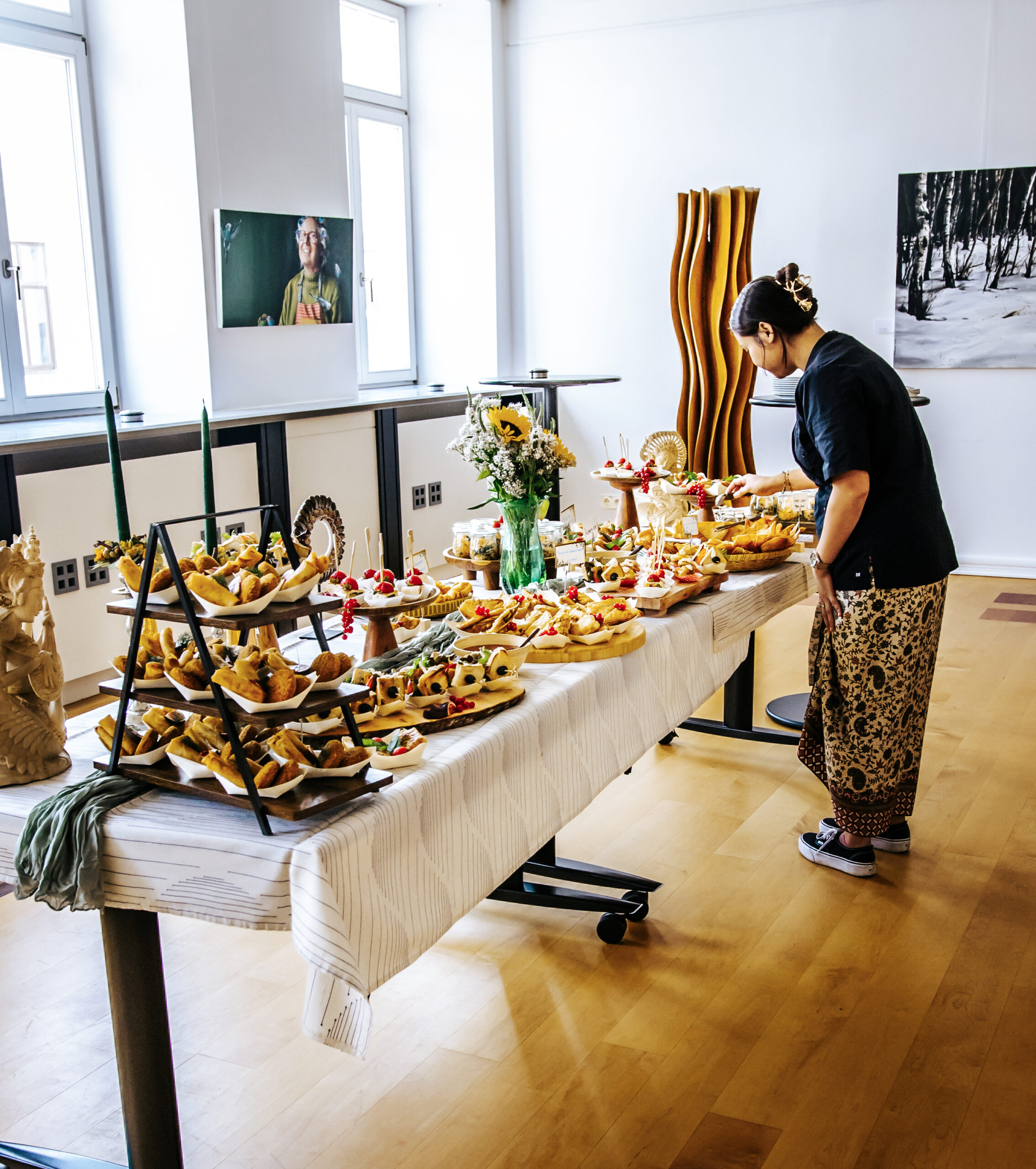 Tapas Buffet mit indonesischen Spezialitäten für die Stadt Verden - DEA Catering Buffet-Präsentation mit Matabak, Urap-Urap Salat, veganen Sandwiches und frischen Frühlingsrollen