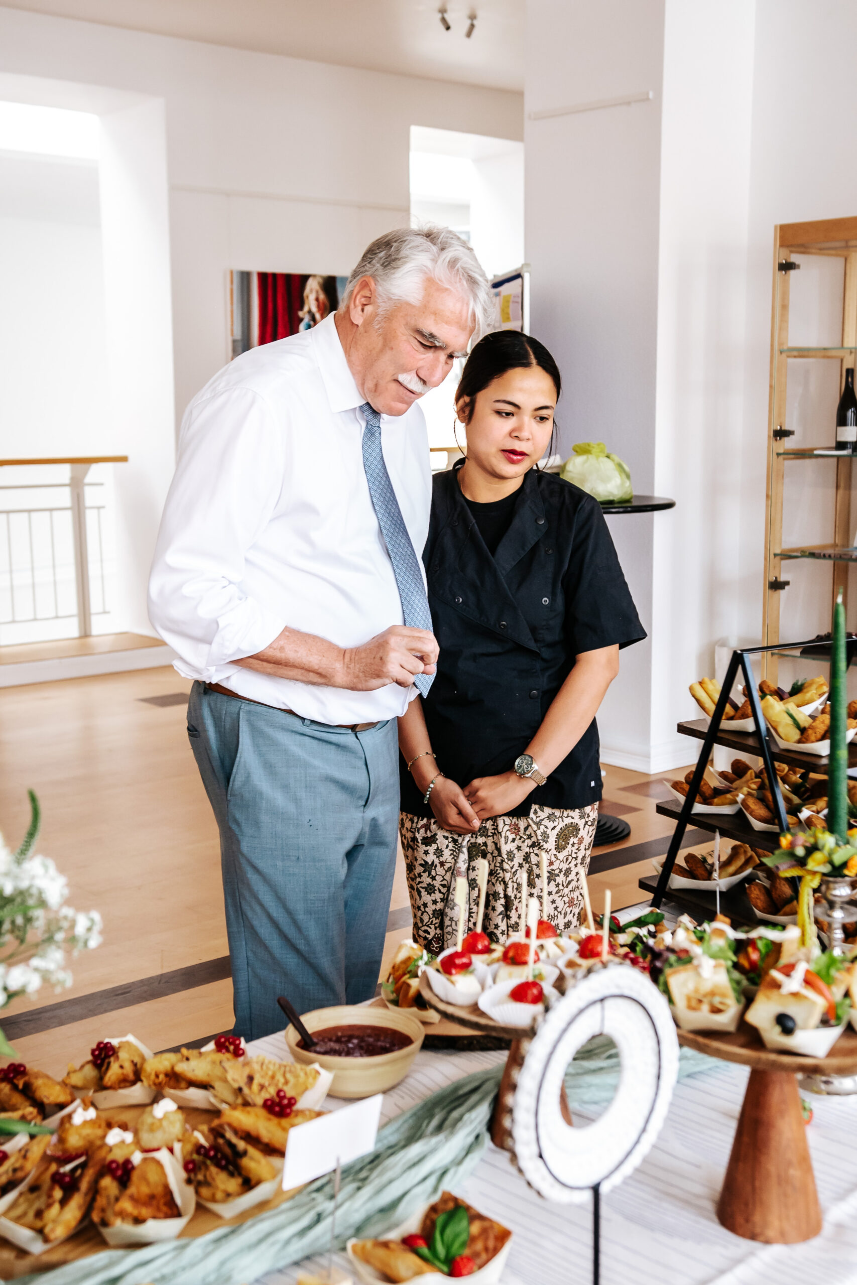Tapas Buffet mit indonesischen Spezialitäten für die Stadt Verden - DEA Catering Buffet-Präsentation mit Matabak, Urap-Urap Salat, veganen Sandwiches und frischen Frühlingsrollen